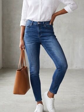 Nicole Miller SOHO Mid Rise Skinny Crop Mid Wash Blue Slim Jeans Sz 8